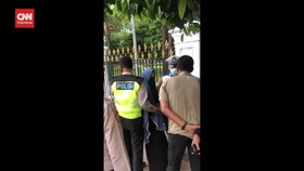 VIDEO: Momen Polisi Tangkap Perempuan Bercadar Yang Coba Masuk Istana