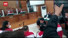 VIDEO: Momen Bharada E Berlutut di Hadapan Ibu Brigadir J