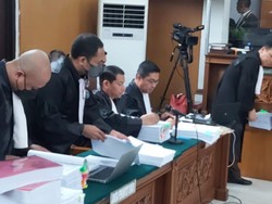Penampakan Tumpukan Berkas Perkara Dibawa Jaksa Jelang Sidang Eliezer