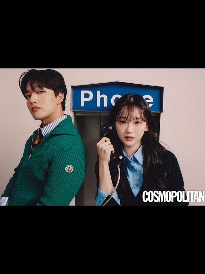 Keduanya tampil serasi dalam pemotretan kali ini, dengan mengusung konsep youthful dan sedikit sentuhan vintage./ Foto: Cosmopolitan Korea