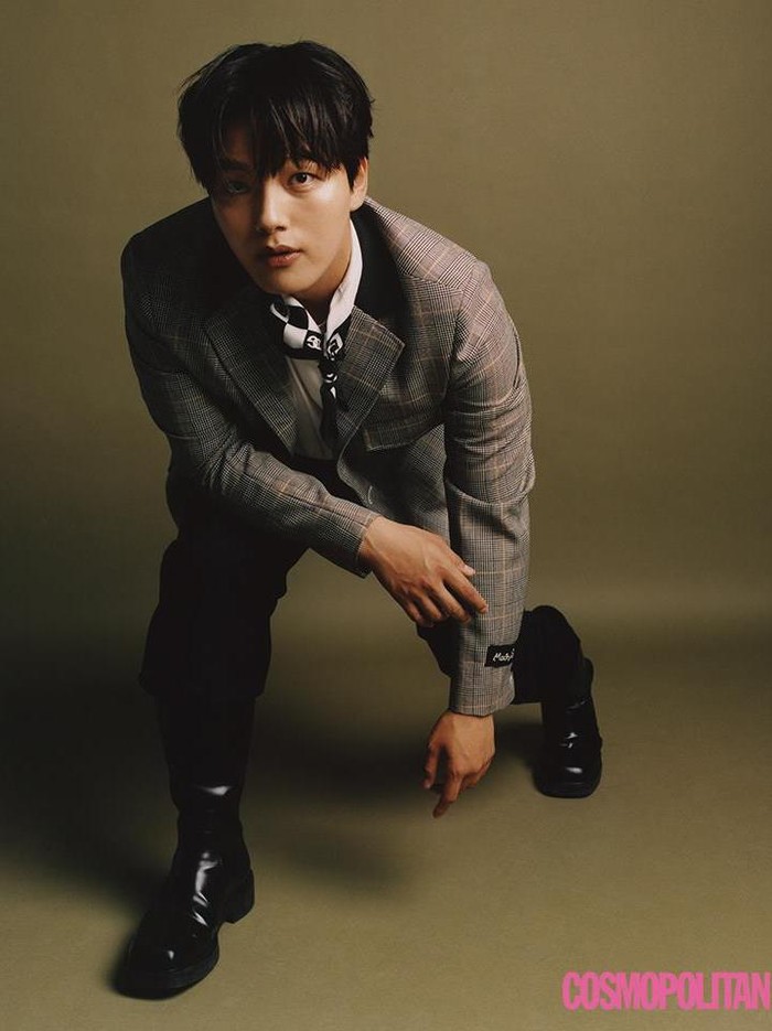Sementara, Yeo Jin Goo akan berperan sebagai Yong, seorang senior di universitas yang hidup di tahun 1999. Yong secara tak sengaja bisa berkomunikasi dengan Mo Nee lewat sebuah walkie-talkie./ Foto: soompi.com