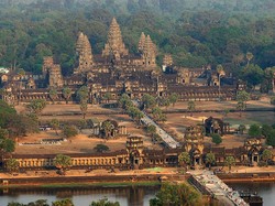 Kamboja Pusing Tangani Monyet-Monyet Agresif di Angkor Wat