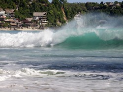 Dreamland Beach, Pantai Indah yang Dikelilingi Batu Karang