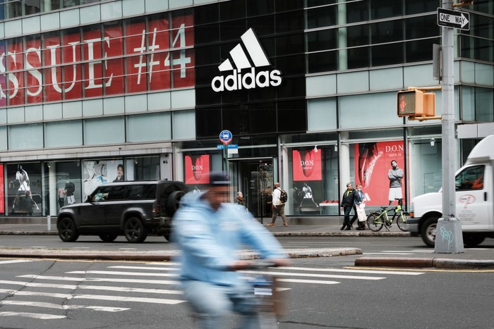 Adidas dilaporkan telah mengakhiri kemitraannya dengan artis Kayne West atau dikenal sebagai Ye. Komentar Kanye baru-baru ini terkait antisemitisme tidak bisa ditolerir Adidas.