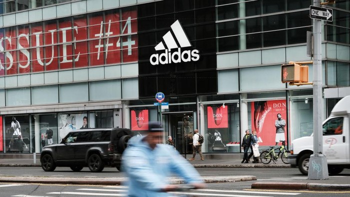 Adidas dilaporkan telah mengakhiri kemitraannya dengan artis Kayne West atau dikenal sebagai Ye. Komentar Kanye baru-baru ini terkait antisemitisme tidak bisa ditolerir Adidas. Alasan Puma Berhenti Sponsori Timnas Israel, Bukan Boikot!