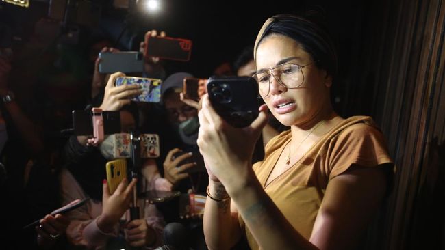 Nikita Mirzani berang ketika mendengarkan cerita saksi kunci terkait Vadel Badjideh saat berhubungan dengan anak perempuannya, LM.