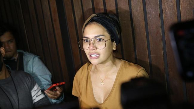 Nikita Mirzani menjelaskan soal penyakit pengapuran dan kista tulang yang ia derita semasa menjalani tahanan penjara di Serang.