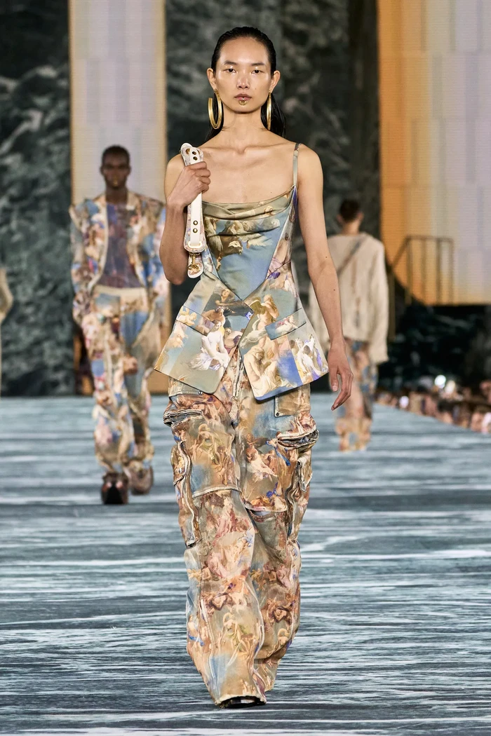 Selain monokrom, mengapa tidak tampil bold lewat pulasan motif artsy ala Balmain berikut?! Foto: Daniele Oberrauch / Gorunway.com/ Vogue