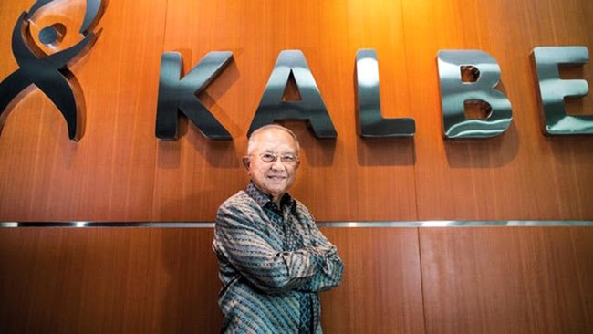Boenjamin Setiawan pendiri Kalbe Farma adalah dokter terkaya di Indonesia dengan total kekayaan Rp65 triliun.