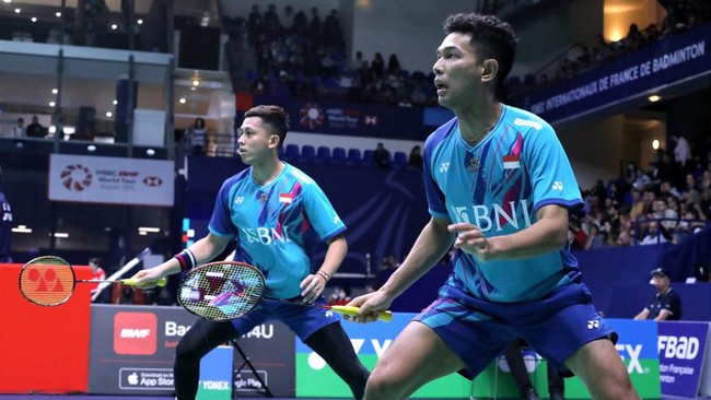Fajar Alfian/Muhammad Rian Ardianto berhasil lolos ke semifinal BWF World Tour Finals walaupun kalah dari Ong Yew Sin/Teo Ee Yi, Jumat (9/12).