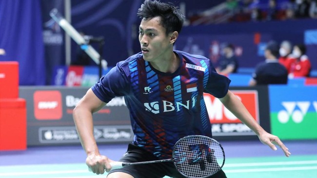 Shesar Hiren Rhustavito menelan kekalahan dari Kodai Naraoka di babak 16 besar French Open 2022 setelah sempat meraih match point di gim ketiga.