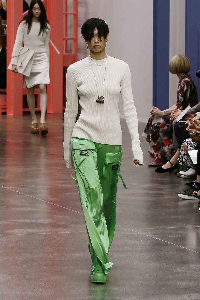 Kamu juga bisa memilih cargo pants dalam warna pastel dan bahan satin seperti ditampilkan Fendi. Pilih atasan warna netral agar berkesan minimalis dan sporty.Foto: Courtesy of Fendi