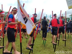 Lestarikan Budaya Sunda Lewat Festival Egrang di Ciamis