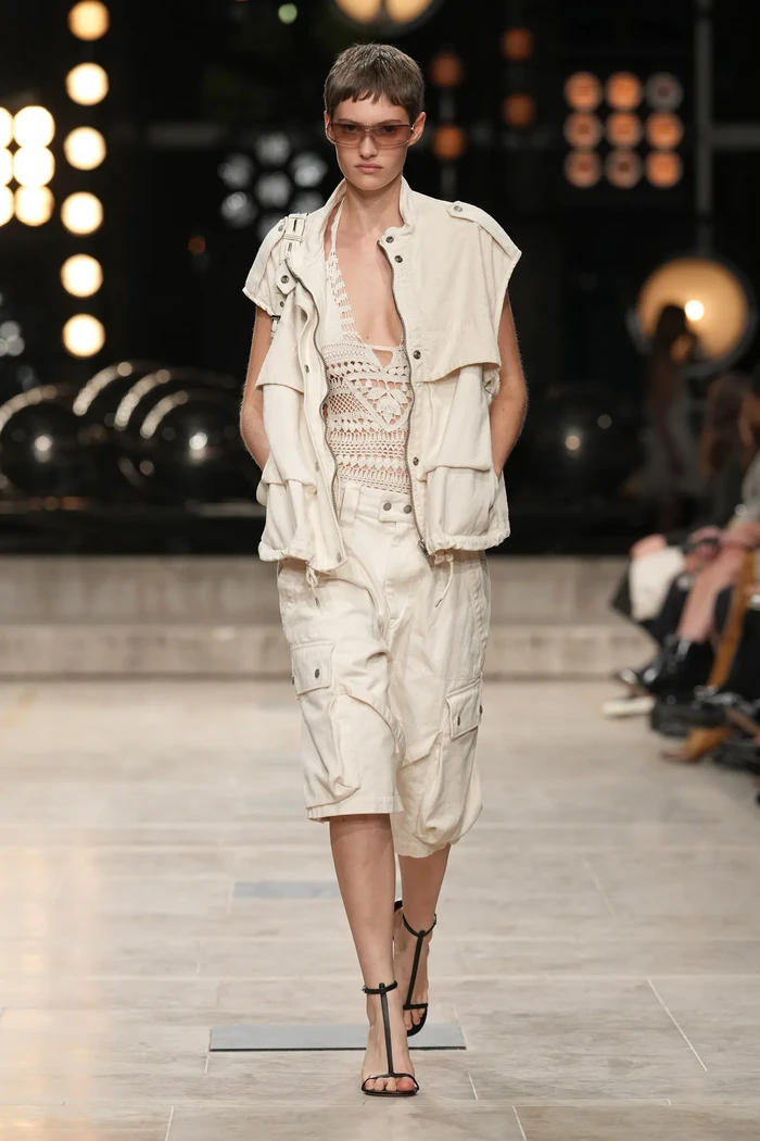 Kamu juga bisa memilih cargo pants dalam potongan yang lebih pendek. Daripada kaus, coba kenakan dengan crochet tank top dan vest untuk gaya kasual yang edgy.Foto: Filippo Fior/Gorunway/Vogue