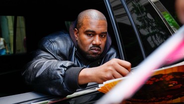 Tak Hanya Depak Kanye West, Adidas Juga Hentikan Kemitraan dengan Yeezy