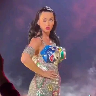 Viral Mata Katy Perry Tiba-tiba Tertutup Sebelah saat Nyanyi di Panggung