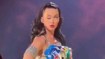 img-title Viral Mata Katy Perry Tiba-tiba Tertutup Sebelah saat Nyanyi di Panggung