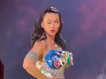 Viral Mata Katy Perry Tiba-tiba Tertutup Sebelah saat Nyanyi di Panggung