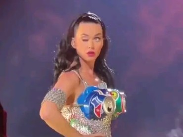 img-title Viral Mata Katy Perry Tiba-tiba Tertutup Sebelah saat Nyanyi di Panggung
