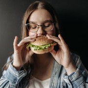 4 Kebiasaan Makan Sehari-hari yang Bikin Penuaan Dini, Duh Kamu Lakukan juga?