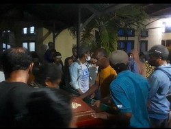 Video Tangis Keluarga Korban Terbakarnya KM Cantika 77