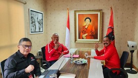 FX Rudy Pakai Seragam Merah Menyala Tiba di Kantor DPP PDIP
