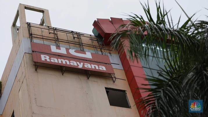 Kondisi gedung bekas Plaza Koja atau Ramayana Permai Koja yang terbengkalai dan rusak di Jalan Yos Sudarso, Kecamatan Koja, Jakarta Utara, Rabu (26/10/2022). Akibat terbengkalainya gedung tersebut, kaca-kaca bangunan itu berjatuhan ke jalan sehingga membahayakan warga. (CNBC Indonesia/ Tri Susilo)