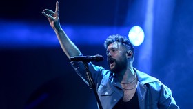 FOTO: Calum Scott Hibur Penggemar Saat Konser di Jakarta