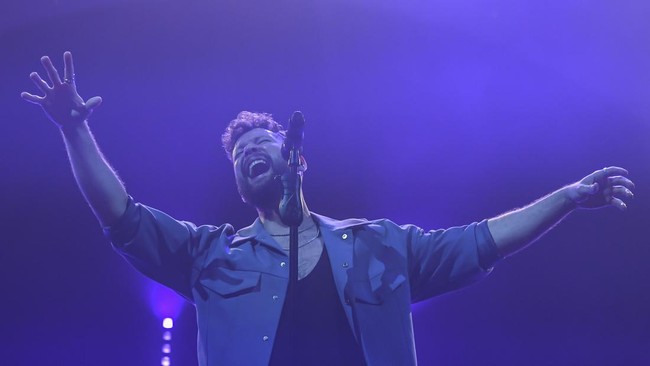 FOTO: Calum Scott Hibur Penggemar Saat Konser di Jakarta