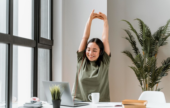Lakukan peregangan untuk relaksasi otot dan jernihkan pikiran/Foto: Freepik/freepik