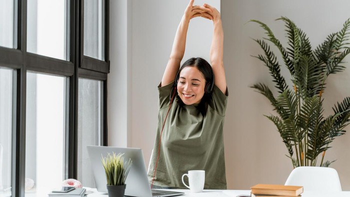 Lakukan peregangan untuk relaksasi otot dan jernihkan pikiran/Foto: Freepik/freepik