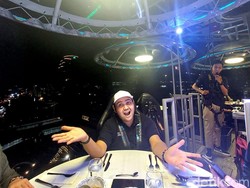 Sini Pecinta Adrenalin, Dinner Sambil Digantung 50 Meter di Udara