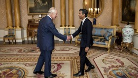 img-title Rishi Sunak, PM Inggris Baru yang Lebih Tajir dari Raja Charles III