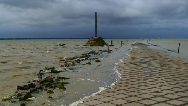 Jalan Passage du Gois memiliki panjang 4,6 kilometer dan lebih sering terendam air laut, sehingga hanya dua kali dalam sehari bisa dilintasi. 