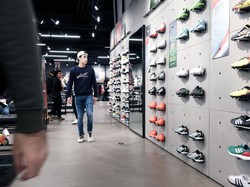 Perang Dagang Trump Bisa Bikin Harga Nike-Adidas Melambung