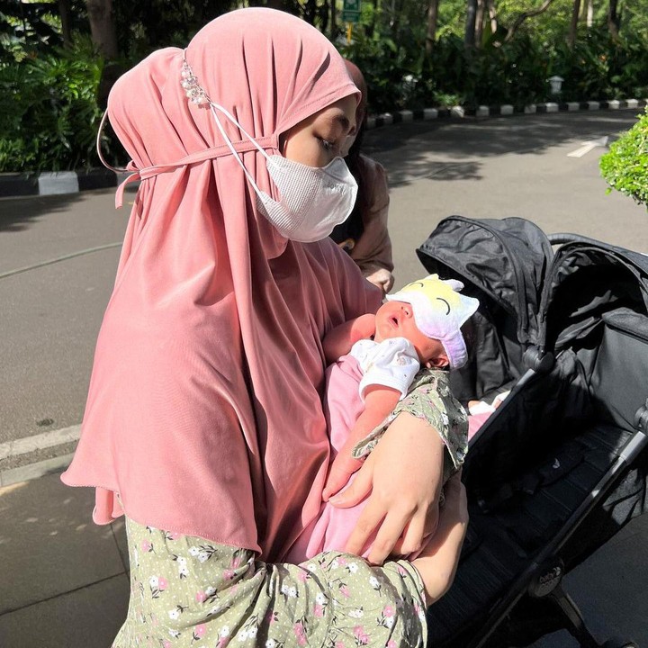 <p>"Masih kayak mimpi sekarang nasuh <em>twins</em>. <em>MasyaAllah Tabarakllah</em>, sehatkan kamu semua Ya Allah," tulisnya. (Foto: Instagram: @anisarahma_12)</p>