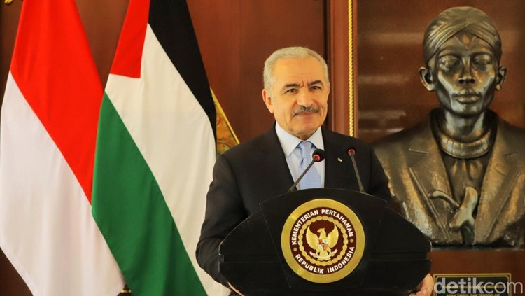 Menteri Pertahanan Prabowo Subianto menyambut kedatangan Perdana Menteri Palestina Palestina Mohammad Shtayyeh di Kementerian Pertahanan RI, Jalan Medan Merdeka Barat, Rabu (26/10/2022).