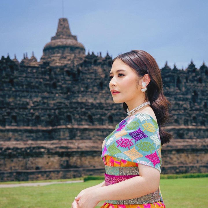 <p>Di sana, Prilly juga bersanding dengan aktris dan perempuan hebat lainnya, Bunda. "Bersanding dengan perempuan-perempuan hebat dan tim belakang layar yang luar biasa. Bahagia sekali," tuturnya.  (Foto: Instagram @prillylatuconsina96)    </p>