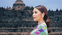 <p>Di sana, Prilly juga bersanding dengan aktris dan perempuan hebat lainnya, Bunda. "Bersanding dengan perempuan-perempuan hebat dan tim belakang layar yang luar biasa. Bahagia sekali," tuturnya.  (Foto: Instagram @prillylatuconsina96)    </p>