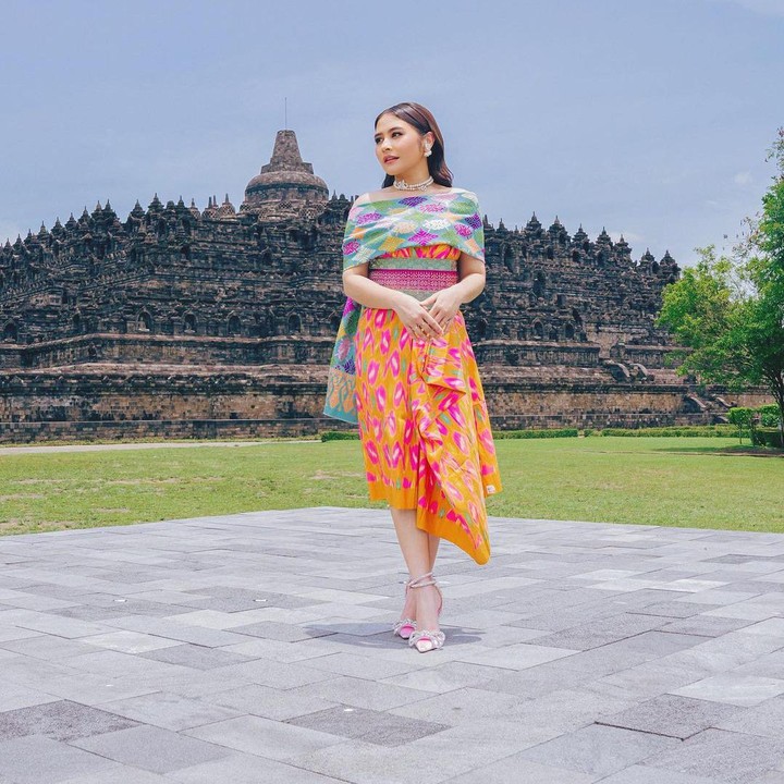 <p>Prilly Latuconsina membagikan sederet foto terbaru di media sosial Instagram, Bunda. Dalam unggahan itu, potretnya tampak menawan dengan latar belakang Candi Borobudur. (Foto: Instagram @prillylatuconsina96)    </p>