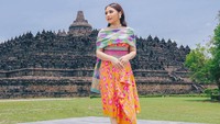 <p>Prilly Latuconsina membagikan sederet foto terbaru di media sosial Instagram, Bunda. Dalam unggahan itu, potretnya tampak menawan dengan latar belakang Candi Borobudur. (Foto: Instagram @prillylatuconsina96)    </p>