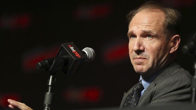 Pemeran Voldemort dalam Harry Potter, Ralph Fiennes bela JK Rowling yang mendapatkan ancaman akibat kontroversi kicauan terkait transgender.