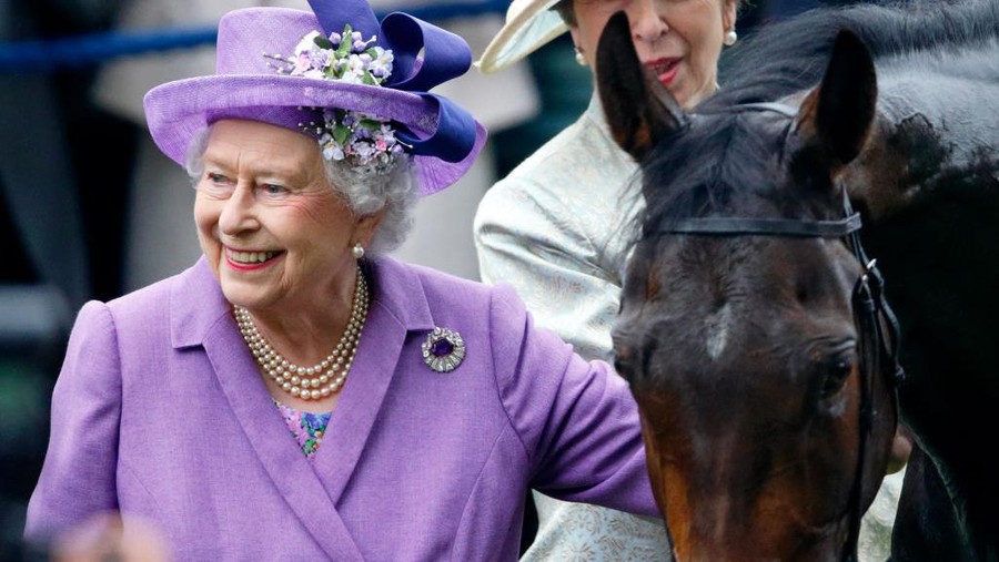 Ratu Elizabeth bersama kudanya yang memenangi Ascot Gold Cup 2013.