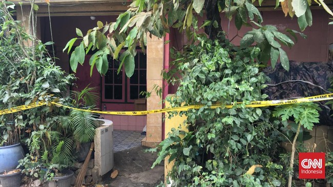 Garis polisi terpasang di rumah Siti Elina, perempuan yang disebut berusaha menerobos masuk Istana Kepresidenan berbekal senjata api.