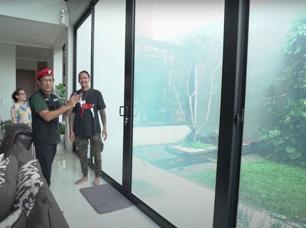7 Potret Rumah Mieke Amalia & Tora Sudiro, Gaya Industrial dan Ada Mini Zoo