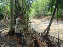 Jembatan Darurat Putus, Warga Yehembang Kauh Jembrana Terisolasi Lagi