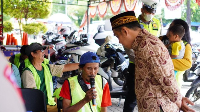 Satlantas Polres Bogor meminta pelanggar lalu lintas membaca Alquran setelah ada instruksi tak boleh melakukan tilang manual.
