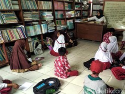 Siswa Belajar Lesehan di Perpustakaan Imbas Atap di Sukabumi Ambruk