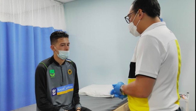 Dua calon pemain naturalisasi Timnas Indonesia Ivar Jenner dan Justin Hubner siapkan dokumen untuk Presiden Jokowi usai tes kesehatan di Jakarta Selasa (25/10).
