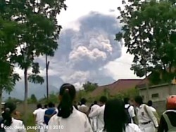 Horor Erupsi Merapi 2010: Warga Panik Berlarian-Nenek Tewas Terkena Awan Panas